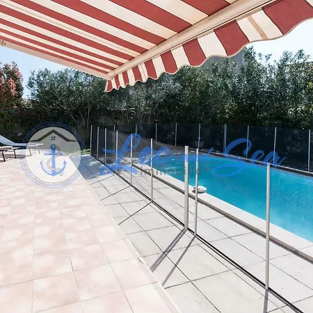 Prázdninový dům Maison Flamants Roses Avec Piscine *